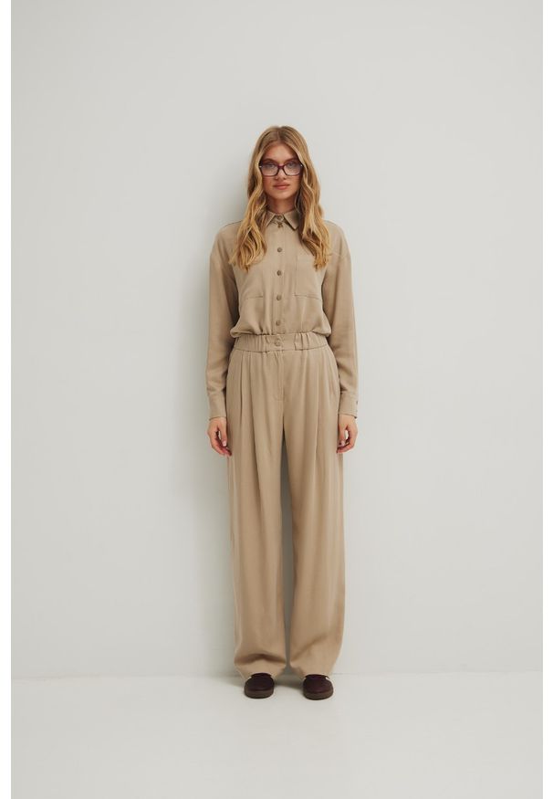 Marsala - Eleganckie spodnie z zakładkami w kolorze STONE BEIGE - DERRY-L/XL. Okazja: na co dzień. Materiał: guma, materiał. Wzór: gładki. Styl: elegancki