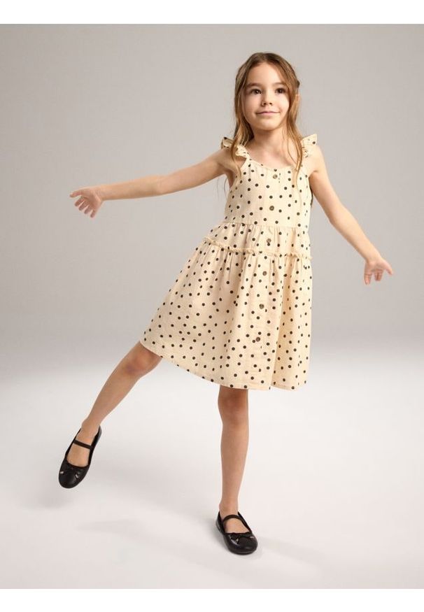 Sinsay - Sukienka na ramiączkach w groszki z falbankami - kremowy. Typ kołnierza: kołnierz z falbankami. Kolor: kremowy. Długość rękawa: na ramiączkach. Wzór: grochy