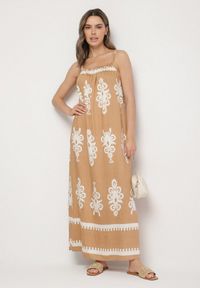 Born2be - Jasnobrązowa Sukienka o Rozkloszowanym Kroju na Ramiączkach w Etniczny Wzór Revoniae. Okazja: na co dzień. Typ kołnierza: dekolt w kształcie V. Kolor: brązowy. Długość rękawa: na ramiączkach. Styl: casual, elegancki #4