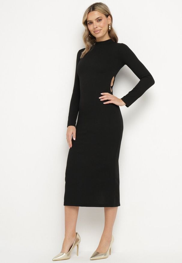 Born2be - Czarna Dopasowana Sukienka Ozdobiona Wycięciem Dralfedi. Kolor: czarny. Materiał: jeans. Wzór: aplikacja. Typ sukienki: sportowe. Styl: elegancki, sportowy