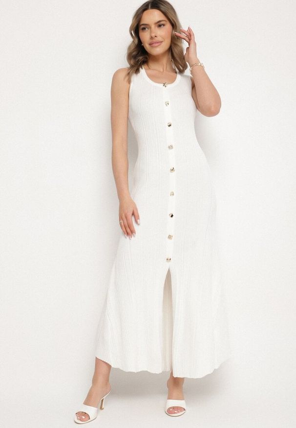 Born2be - Biała Wiskozowa Sukienka Sweterkowa z Ozdobnymi Guzikami Lunarelle. Okazja: na co dzień. Kolor: biały. Materiał: wiskoza. Wzór: aplikacja. Styl: elegancki, klasyczny, casual