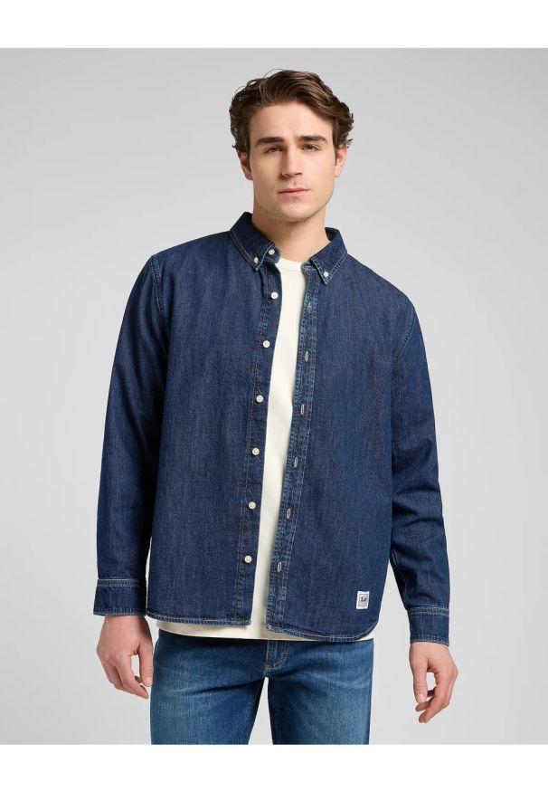 Lee - MESKA KOSZULA JEANSOWA LEE NO POCKET BUTTON DOWN BLUE RIDGE 112370477. Typ kołnierza: button down. Materiał: jeans