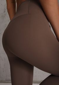 Renee - Brązowe Legginsy z Wysoką Modelującą Talią Moreau. Okazja: na co dzień. Stan: podwyższony. Kolor: brązowy. Długość: długie. Wzór: gładki. Styl: casual #2