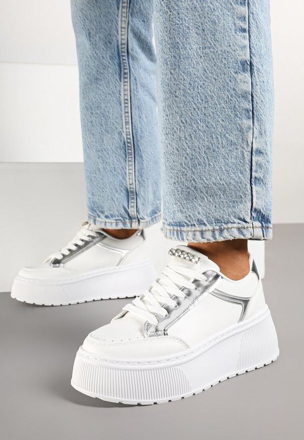 Born2be - Białe Sneakersy na Grubej Podeszwie z Ozdobnymi Przeszyciami Tataniel. Okazja: na co dzień. Kolor: biały. Materiał: jeans