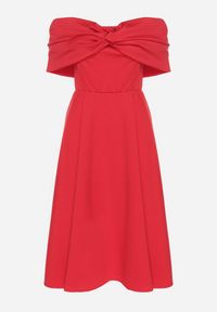 Born2be - Czerwona Rozkloszowana Sukienka z Odsłoniętymi Ramionami i Drapowaniem Odilene. Okazja: na imprezę. Kolor: czerwony. Sezon: lato. Typ sukienki: z odkrytymi ramionami. Styl: elegancki #4