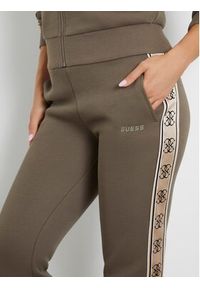 Guess Spodnie dresowe V2YB15 KB3P2 Brązowy Regular Fit. Kolor: brązowy. Materiał: bawełna