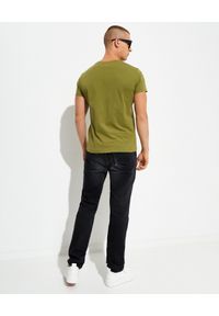 Balmain - BALMAIN - Koszulka khaki z nadrukiem logo. Kolor: zielony. Materiał: bawełna. Wzór: nadruk. Styl: klasyczny #2