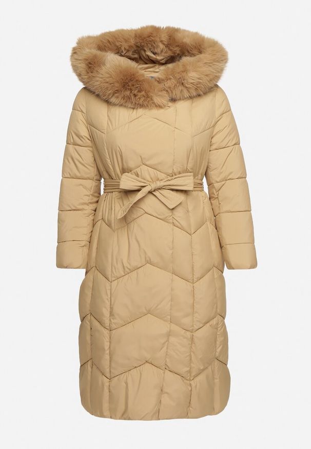 Born2be - Jasnobeżowa Zimowa Kurtka Pikowana z Kapturem z Odpinanym Futrem i Wiązanym Paskiem Kalirra. Typ kołnierza: kaptur. Kolekcja: plus size. Kolor: beżowy. Materiał: futro. Długość rękawa: długi rękaw. Długość: długie. Sezon: zima. Styl: elegancki, klasyczny