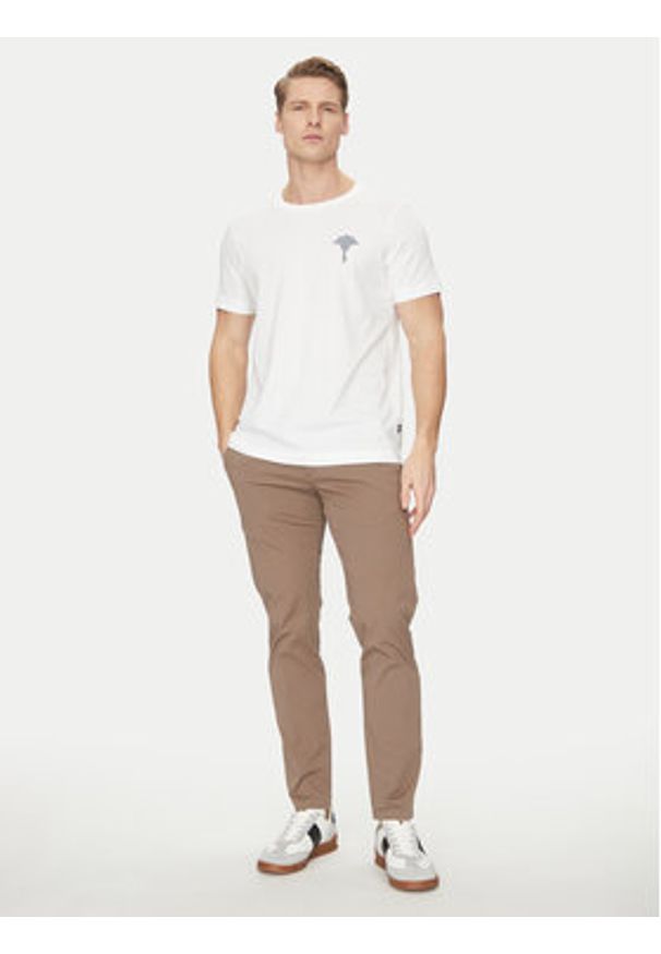 JOOP! T-Shirt 17 JJ-03Brisko 10017941 30044674 Biały Regular Fit. Kolor: biały. Materiał: bawełna