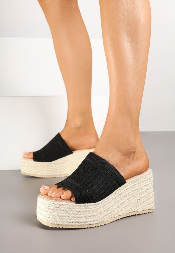 Born2be - Czarne Klapki na Plecionym Koturnie z Cholewką w Paski Neoviris. Okazja: na co dzień, na spacer. Nosek buta: otwarty. Kolor: czarny. Wzór: paski. Sezon: lato. Obcas: na koturnie. Styl: casual, elegancki