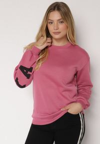 Born2be - Różowa Ocieplana Bluza z Bawełną i Napisem z Tyłu Fezanda. Okazja: na co dzień. Kolor: różowy. Materiał: bawełna. Wzór: napisy. Styl: klasyczny, casual, elegancki #2