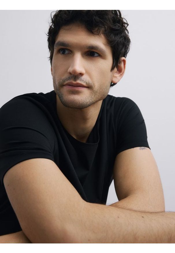 Reserved - T-shirt regular z merceryzowaną bawełną - czarny. Kolor: czarny. Materiał: bawełna