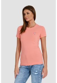 Guess - GUESS Koralowy t-shirt Mini Triangle Tee. Kolor: czerwony