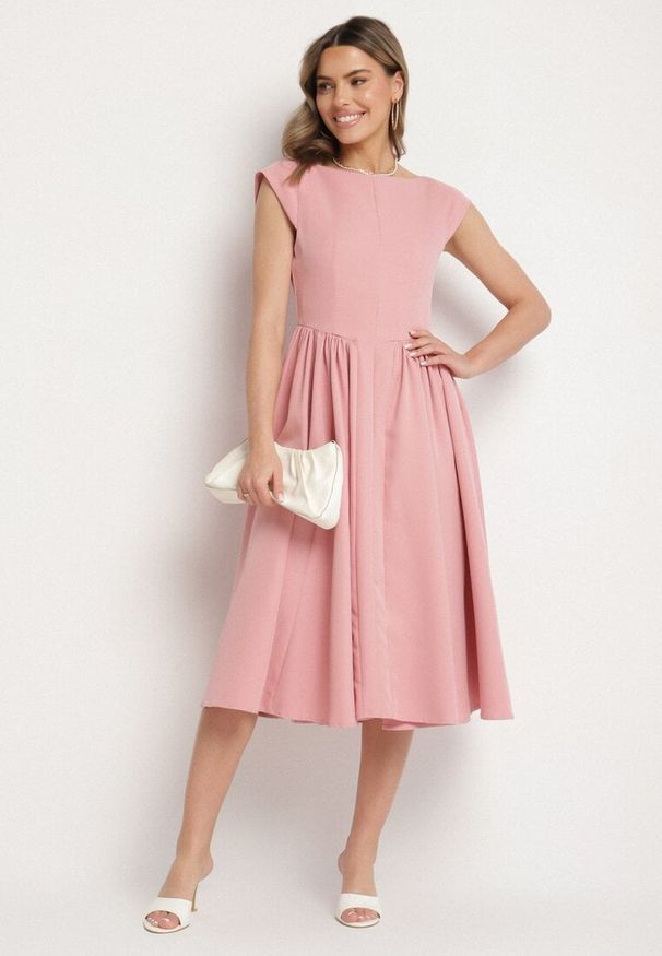 Born2be - Różowa Rozkloszowana Sukienka Vices z Dekoltem Typu Łódka Milasena. Okazja: na co dzień. Kolor: różowy. Materiał: jeans. Wzór: aplikacja. Typ sukienki: rozkloszowane. Styl: casual