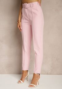 Renee - Jasnoróżowe Dopasowane Spodnie Garniturowe High Waist z Paskiem w Talii Ozdobionym Klamrą Binah. Stan: podwyższony. Kolor: różowy. Długość: długie. Wzór: aplikacja