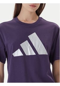Adidas - adidas T-Shirt Holiday Metallic Graphic JV8527 Fioletowy Regular Fit. Kolor: fioletowy. Materiał: bawełna #4