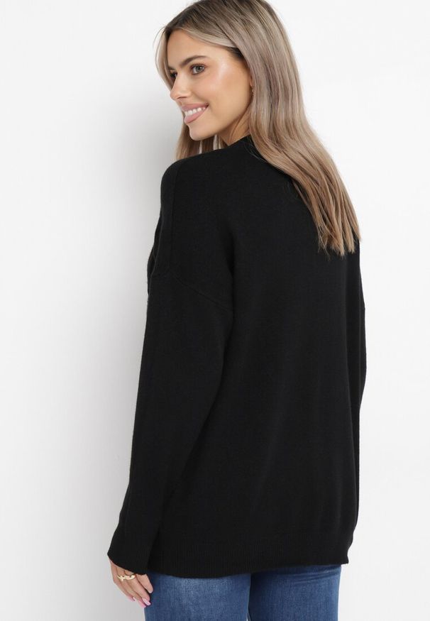 Born2be - Czarny Klasyczny Sweter z Dekoltem w Serek z Długim Rękawem Eusebio. Typ kołnierza: dekolt w serek. Kolor: czarny. Długość rękawa: długi rękaw. Długość: długie. Styl: klasyczny