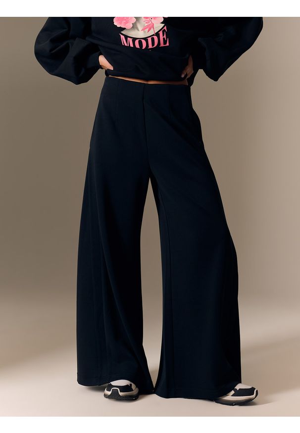 4f - 4F Spodnie z szerokimi nogawkami z modalem damskie - czarne XL. Okazja: na co dzień. Stan: podwyższony. Kolor: czarny. Materiał: dzianina, materiał. Wzór: gładki. Styl: casual, sportowy