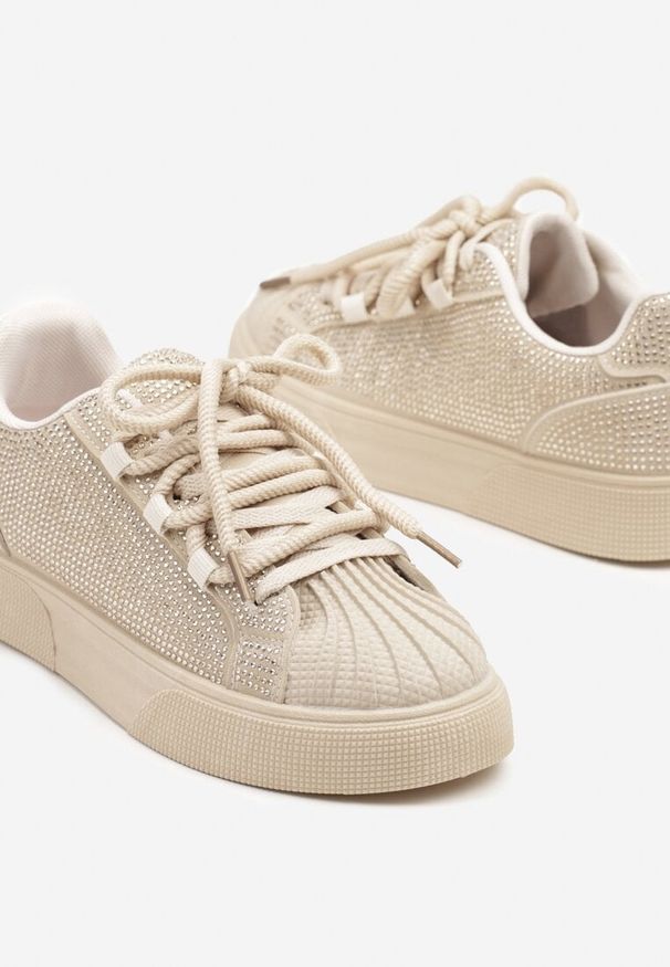 Born2be - Beżowe Sneakersy Ozdobione Cyrkoniami i Tłoczonym Noskiem Calreis. Okazja: na co dzień. Kolor: beżowy. Materiał: jeans. Wzór: aplikacja. Obcas: na płaskiej podeszwie