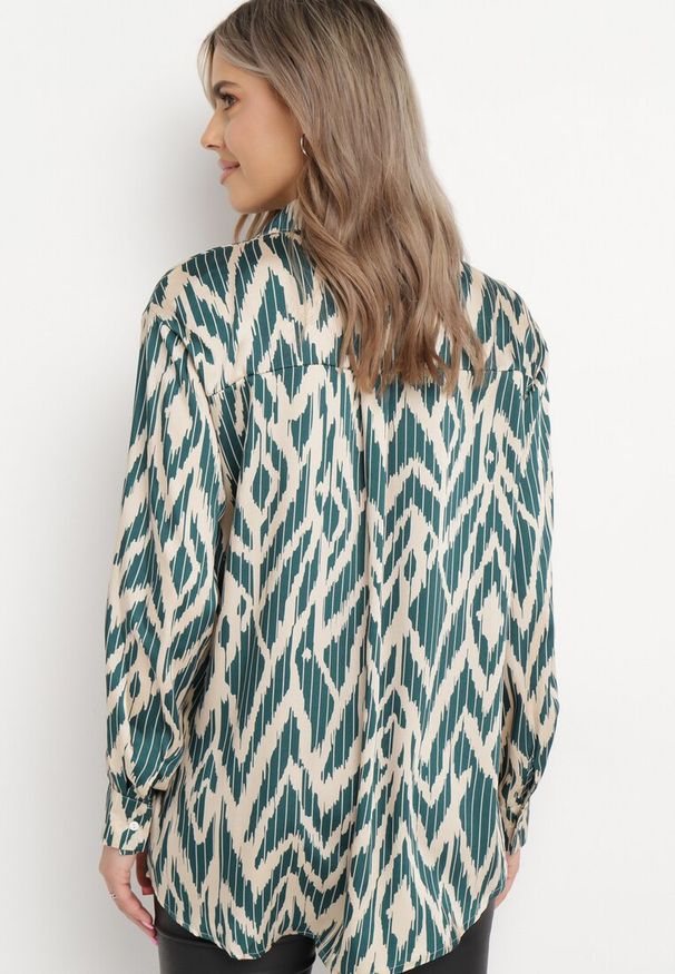 Born2be - Ciemnozielona Koszula z Kołnierzykiem w Abstrakcyjne Paski Caietana. Okazja: na co dzień. Kolor: zielony. Materiał: jeans. Wzór: paski. Styl: casual