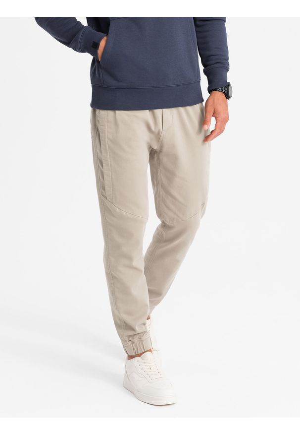 Ombre Clothing - Dzianinowe spodnie męskie joggery z ozdobną plisą – popielate V1 - Rozmiar: XL. Okazja: na co dzień. Kolor: szary. Materiał: dzianina. Długość: długie. Wzór: jednolity, aplikacja. Styl: casual
