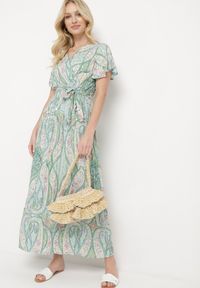 Born2be - Jasnozielona Długa Sukienka z Wiskozy z Kopertową Górą i Geometrycznym Wzorem Amareth. Kolor: zielony. Materiał: wiskoza. Wzór: geometria. Typ sukienki: kopertowe. Długość: maxi #5