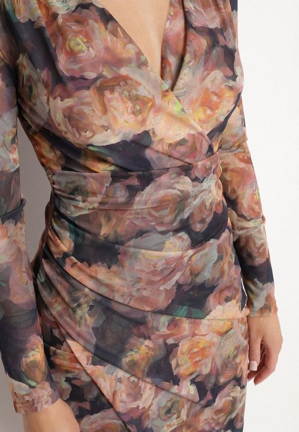 Born2be - Brązowo-Granatowa Sukienka Siateczkowa z Wiskozą o Kopertowym Kroju z Marszczeniem Bolsela. Okazja: na ślub cywilny, na wesele, na randkę, na imprezę. Kolor: brązowy. Materiał: wiskoza. Typ sukienki: kopertowe. Styl: elegancki, klasyczny