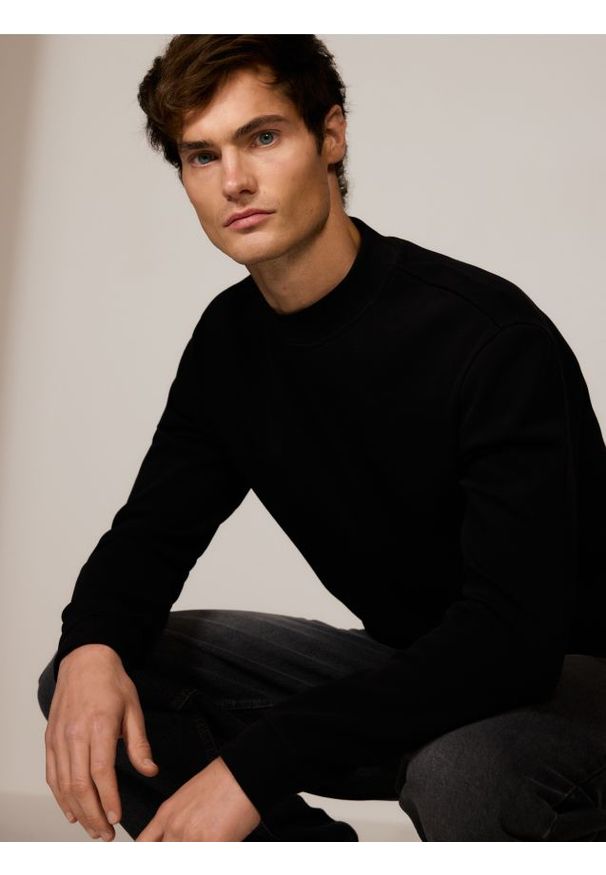 Reserved - Bluza ze stójką - czarny. Typ kołnierza: kołnierzyk stójkowy. Kolor: czarny. Materiał: dzianina, bawełna