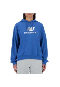 Bluza New Balance WT41504BEU - niebieska. Okazja: na co dzień. Kolor: niebieski. Materiał: prążkowany, poliester, materiał, dresówka, bawełna. Wzór: napisy. Styl: klasyczny, casual