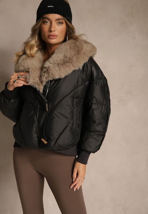 Renee - Czarna Pudełkowa Kurtka z Pikowanymi Przeszyciami i Kapturem z Futrem Ruvitta. Okazja: na co dzień. Kolor: czarny. Materiał: futro. Sezon: zima. Styl: elegancki, casual