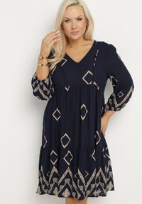 Born2be - Granatowa Bawełniana Sukienka Pudełkowa w Geometryczny Wzór Claradina. Kolekcja: plus size. Kolor: niebieski. Materiał: bawełna. Wzór: geometria. Typ sukienki: dla puszystych. Styl: elegancki #3