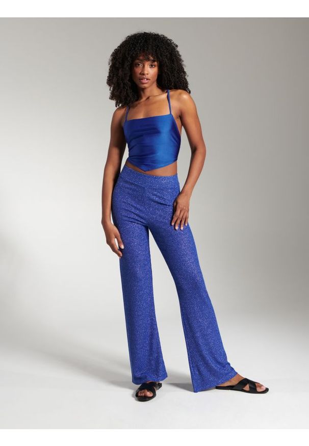 Sinsay - Crop top z wiązaniem - niebieski. Kolor: niebieski. Materiał: materiał. Wzór: gładki