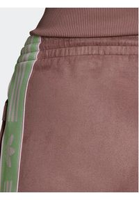 Adidas - adidas Spodnie dresowe HM1518 Brązowy Regular Fit. Kolor: brązowy. Materiał: dresówka, syntetyk #7