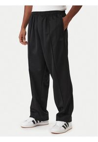 Adidas - adidas Spodnie dresowe adicolor KE3500 Czarny Loose Fit. Kolor: czarny. Materiał: syntetyk, bawełna #1