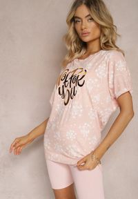 Renee - Różowy T-shirt z Bawełny Typu Nietoperz z Ozdobnym Nadrukiem i Cyrkoniami Siratta. Kolor: różowy. Materiał: bawełna. Wzór: nadruk #4