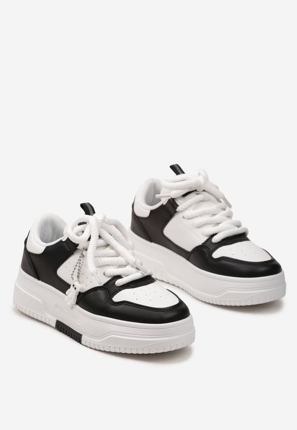 Renee - Biało-Czarne Sneakersy z Zawieszką Misia i Szerokimi Sznurowadłami Alrikad. Okazja: do pracy, na spotkanie biznesowe, na co dzień. Kolor: biały. Materiał: jeans. Obcas: na obcasie. Wysokość obcasa: niski