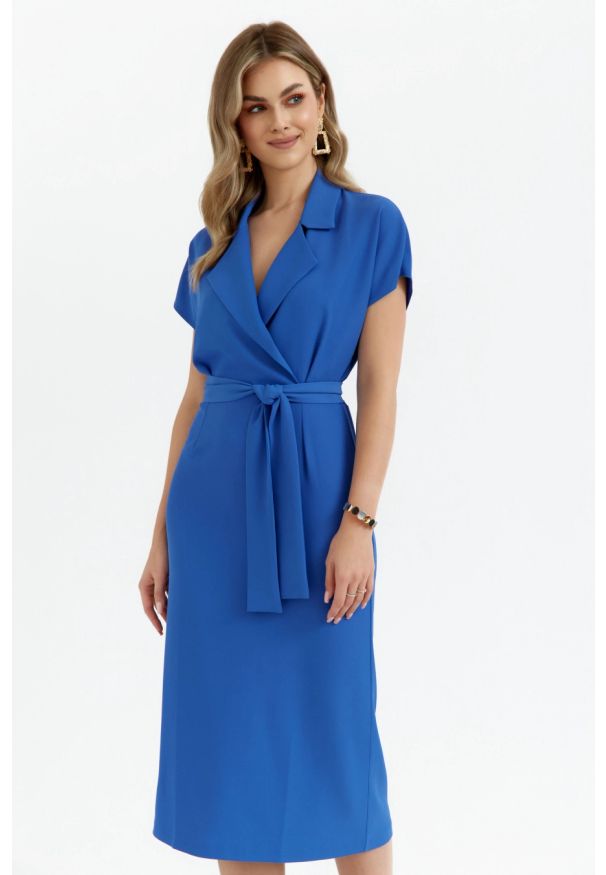 Sukienki.shop - Elegancka sukienka ołówkowa z kołnierzem niebieska. Okazja: na co dzień. Kolor: niebieski. Materiał: tkanina, guma, elastan. Typ sukienki: ołówkowe. Styl: elegancki. Długość: midi