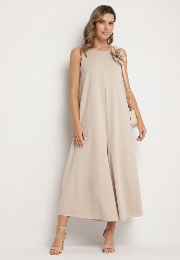 Born2be - Beżowy Kombinezon z Wiskozą i Broszką Kwiatu 3D Odellira. Okazja: na co dzień. Kolor: beżowy. Materiał: wiskoza. Wzór: kwiaty. Styl: elegancki, casual