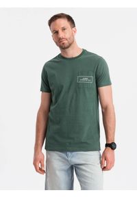 Ombre Clothing - Bawełniany t-shirt męski z nadrukiem na kieszonce Ombre Streetstyle – ciemnozielony V4 - Rozmiar: L. Okazja: na co dzień. Kolor: zielony. Materiał: bawełna. Wzór: nadruk. Styl: klasyczny, casual, elegancki
