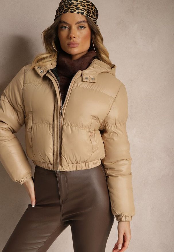 Renee - Ciemnobeżowa Pikowana Kurtka z Nieodpinanym Kapturem o Krótkim Kroju Tinneira. Okazja: na spacer. Kolor: beżowy. Materiał: jeans. Długość: krótkie. Styl: elegancki