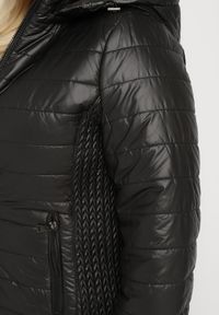 Born2be - Czarna Pikowana Kurtka z Opinanym Kapturem i Wstawkami z Gumek Terilinde. Okazja: na spacer. Kolekcja: plus size. Kolor: czarny. Materiał: jeans #7