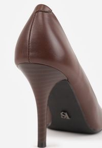 Born2be - Brązowe Szpilki Vices ze Skórzaną Wkładką Amixie. Okazja: na wesele, do pracy, na spotkanie biznesowe, na ślub cywilny. Nosek buta: szpiczasty. Kolor: brązowy. Materiał: skóra. Obcas: na szpilce. Styl: klasyczny, biznesowy, elegancki. Wysokość obcasa: średni #8