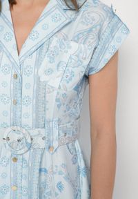 Born2be - Niebieska Wiskozowa Sukienka o Koszulowym Kroju z Paskiem z Klamrą Nitariela. Typ kołnierza: dekolt w kształcie V. Kolor: niebieski. Materiał: wiskoza. Długość rękawa: krótki rękaw. Wzór: kwiaty. Typ sukienki: koszulowe. Styl: elegancki #5