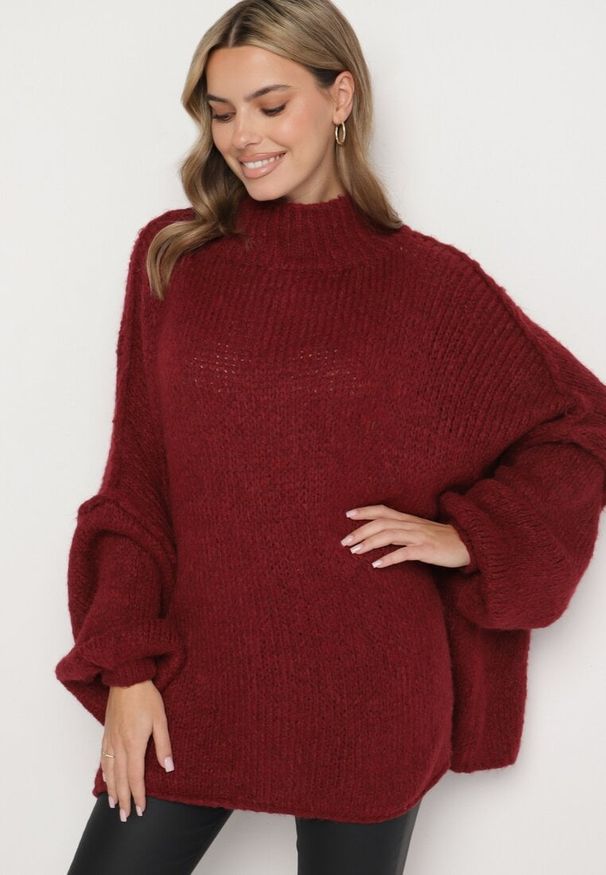 Born2be - Bordowy Golf z Wełną o Kroju Oversize z Obniżoną Linią Ramion Lilenae. Okazja: na co dzień. Typ kołnierza: golf. Kolor: czerwony. Materiał: wełna. Długość rękawa: długi rękaw. Długość: długie. Sezon: zima, jesień. Styl: casual, elegancki