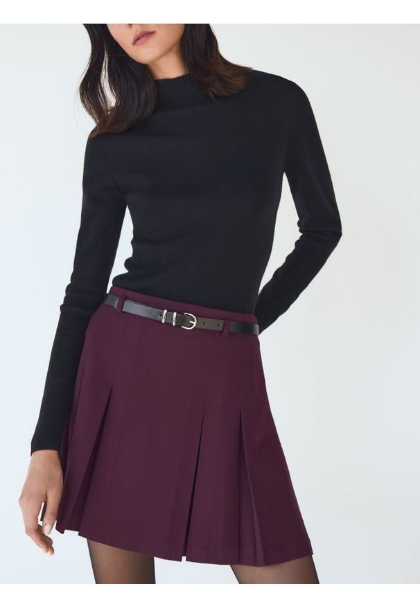 Reserved - Plisowana spódnica z paskiem - bordowy. Kolor: czerwony. Materiał: tkanina, wiskoza