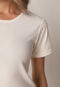 Born2be - Jasnobeżowy Gładki T-shirt w Klasycznym Stylu Salodone. Okazja: do pracy, na co dzień. Kolor: beżowy. Materiał: materiał, jeans. Wzór: gładki. Styl: klasyczny #8