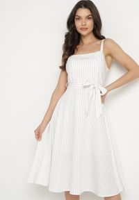 Born2be - Biała Sukienka z Wiskozą ze Wzorem Pasków Dolereia. Okazja: na co dzień. Kolor: biały. Materiał: wiskoza. Długość rękawa: na ramiączkach. Styl: klasyczny, casual. Długość: midi #1