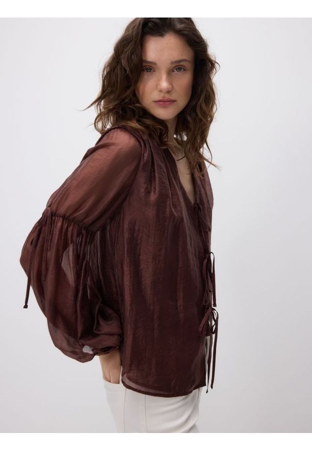 Reserved - Bluzka z ozdobnym wiązaniem - brązowy. Kolor: brązowy. Materiał: tkanina, wiskoza