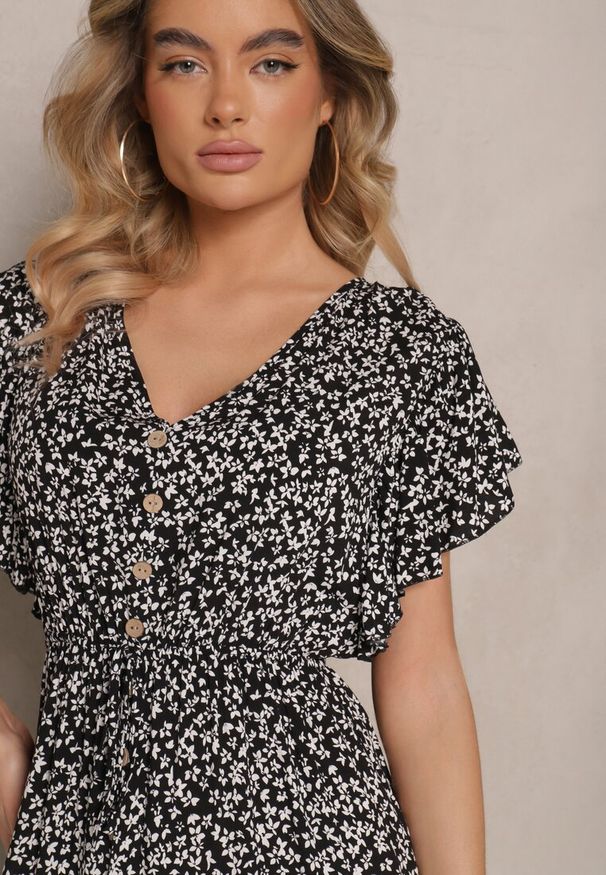 Renee - Czarna Rozkloszowana Sukienka z Bawełny z Gumką w Pasie w Drobne Kwiaty Pulinea. Okazja: na co dzień. Typ kołnierza: dekolt w serek. Kolor: czarny. Materiał: bawełna. Długość rękawa: krótki rękaw. Wzór: kwiaty. Sezon: lato, wiosna. Styl: elegancki, casual