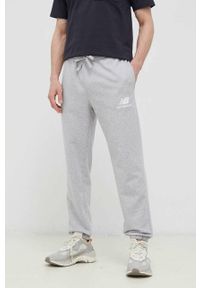 New Balance spodnie dresowe kolor szary z nadrukiem MP31539AG-9AG. Kolor: szary. Materiał: dresówka. Wzór: nadruk #1
